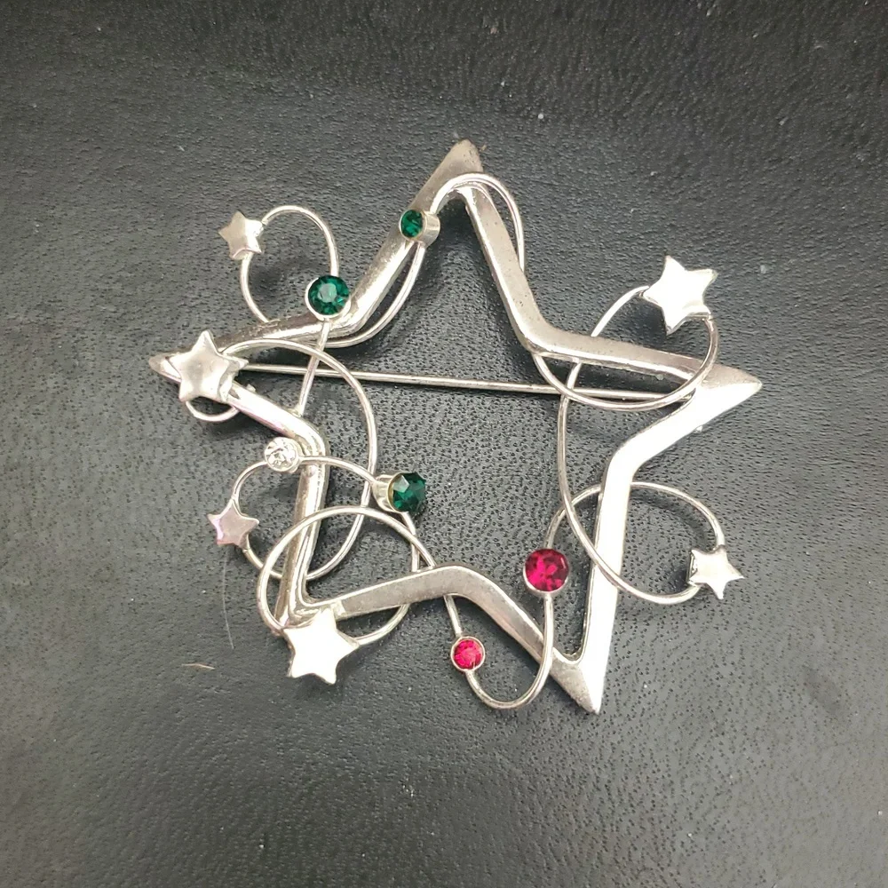 Silver Star Brooch with Gem Accents DZ777